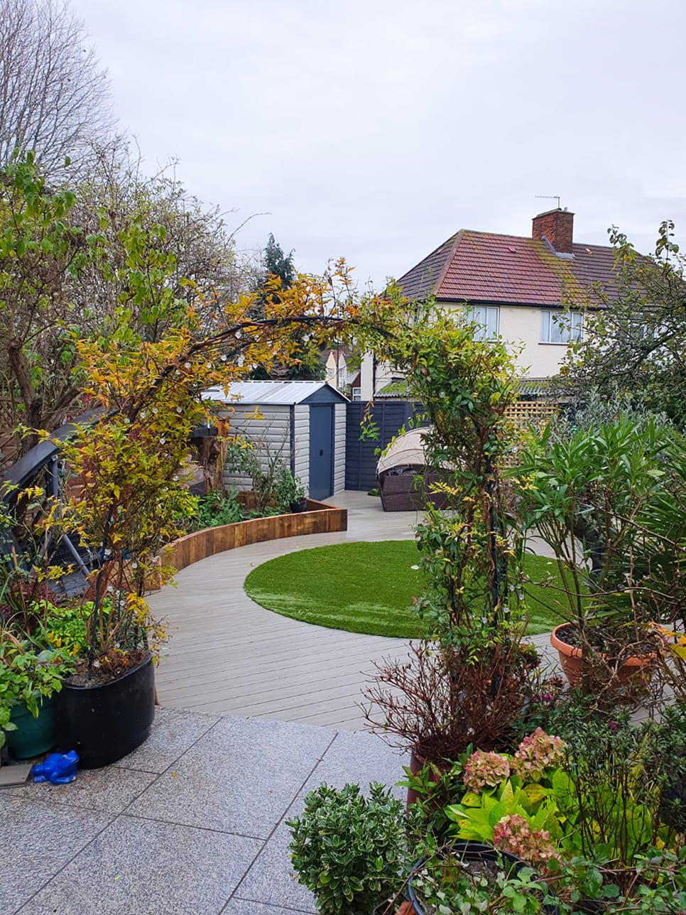 Decking and circular lawn project photo 2